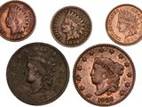 six types différents de « Indian Head Pennies » sur fond blanc