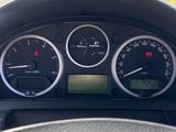 le tableau de bord d'une voiture, avec ses jauges, son compteur de vitesse et son volant