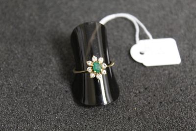 une image représentant une bague noire sertie d'une pierre verte
