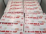Plusieurs cartouches de cigarettes « extra extra » sont empilées les unes sur les autres