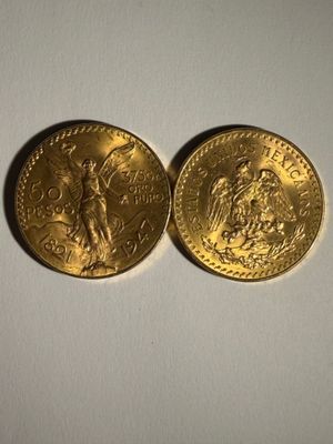 deux pièces d'or posées côte à côte sur une surface blanche