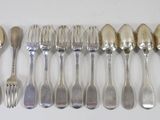 beaucoup de cuillères et de fourchettes en argent sur la table
