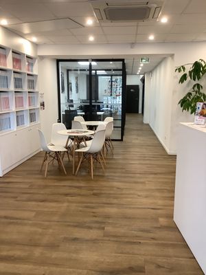 une image d'une pièce avec de nombreuses tables et chaises