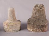 trois pièces de poterie posées les unes à côté des autres sur une table
