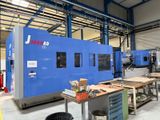 une grosse machine qui se trouve au milieu d'un bâtiment