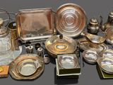 beaucoup d'objets en argent posés sur une table