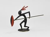 figurine représentant un homme muni d'une lance et d'un bouclier, sur fond blanc