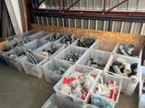 de nombreux bacs contenant des objets divers dans un garage
