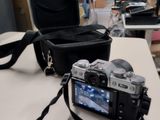 un appareil photo posé sur une table dans une pièce