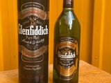 La bouteille de Glenfiddich se trouve à côté d'un bidon de whisky