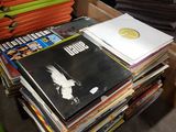 une pile de disques vinyles posée sur une table dans une pièce