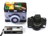 un appareil photo, un étui pour appareil photo et un téléphone portable posés sur une table