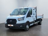 un camion blanc garé dans une pièce