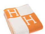 une couverture orange et blanche sur laquelle figure la lettre h