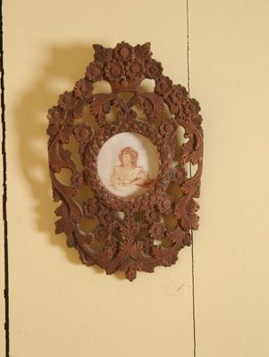 la photo d'un bébé dans un cadre accroché au mur