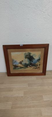 une photo d'un tableau accroché au mur à côté d'un vase