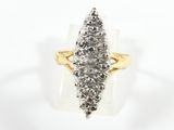 gros plan d'une bague en diamant sur une surface blanche