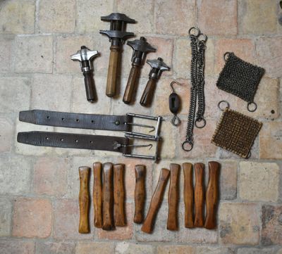 un grand nombre d'outils posés à même le sol