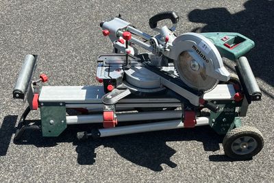 a machine that is sitting on the ground on the ground