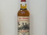une photo d'une bouteille de whisky posée sur un comptoir
