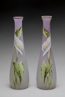 une paire de vases violets ornés de fleurs blanches et de feuilles vertes