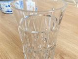 un pichet en verre posé sur une table dans une pièce
