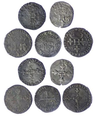 gros plan d'un paquet de pièces de monnaie sur une surface blanche
