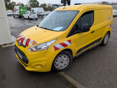 une camionnette jaune garée dans un parking