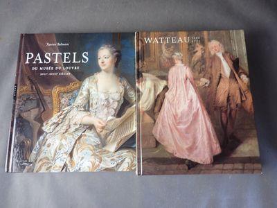 deux livres posés sur une table