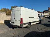 une camionnette blanche garée dans un parking