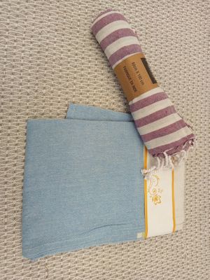 La serviette se trouve à côté de la serviette pliée, par terre.