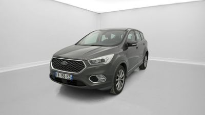 une Ford Kuga grise garée dans une pièce blanche