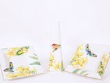 deux assiettes carrées ornées de fleurs jaunes et d'un oiseau