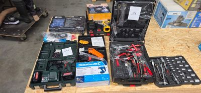 de nombreux outils différents dans la mallette posée sur la table