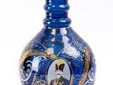 un vase bleu sur lequel est représenté un homme