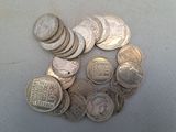 beaucoup de pièces qui sont sur la table