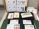 de nombreux types de timbres différents sur les pages d'un classeur