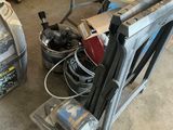 une table sur laquelle se trouvent de nombreux outils
