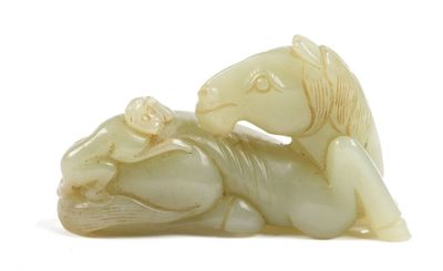 CHINE. Groupe en jade vert représentant un cheval couché sur…