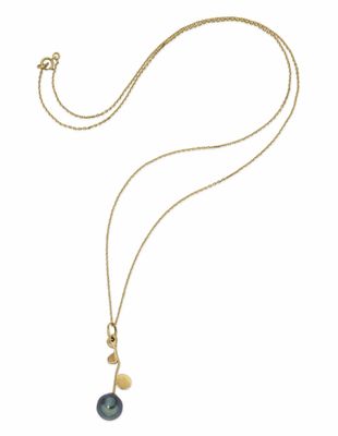 un collier plaqué or avec un pendentif en pierre bleue et une chaîne en or