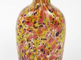 vase en verre jaune, rouge et noir sur fond blanc