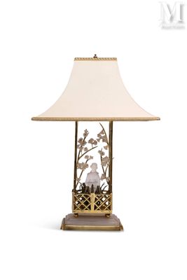 un gros plan d'une lampe sur laquelle se trouve un oiseau dans un nid