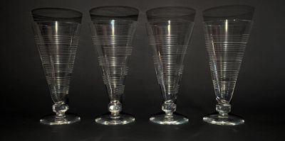 trois verres à vin vides sont alignés sur une surface noire