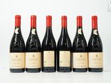 six bouteilles de vin sont alignées sur une table