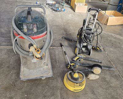 deux machines posées à même le sol dans le garage