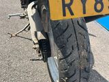 un gros plan d'une moto avec une plaque d'immatriculation