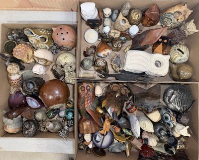 une boîte remplie d'objets hétéroclites posée sur le sol