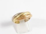 gros plan d'une bague en or sur une surface blanche