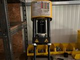 une machine posée sur une table