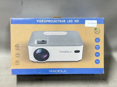 une photo montrant le boîtier d'un projecteur posé sur une table